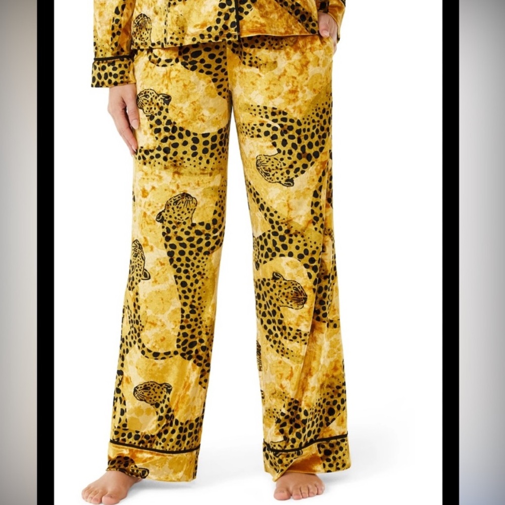 5 for 25$
Sofia by Sofia Vergara Yellow and Black Leopard Lounge pants